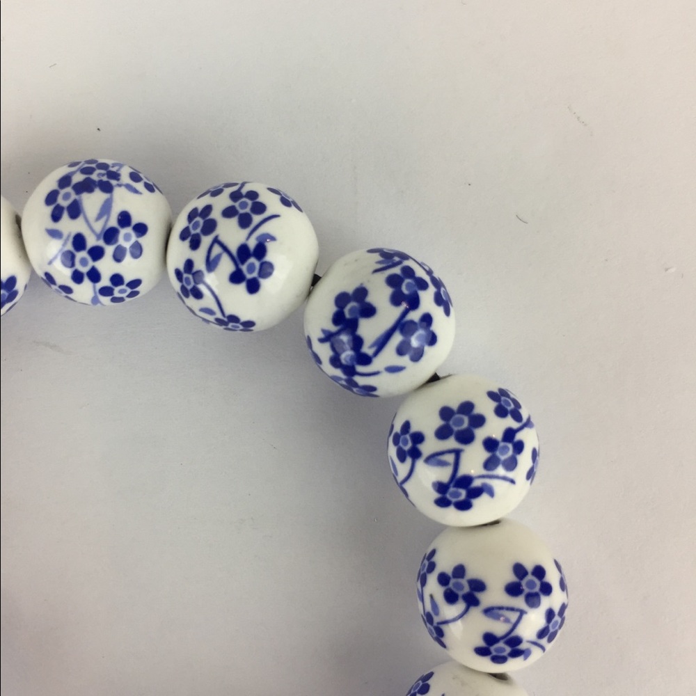White and Blue floral beaded stretchy bracelet EUC - Picture 2 of 8
